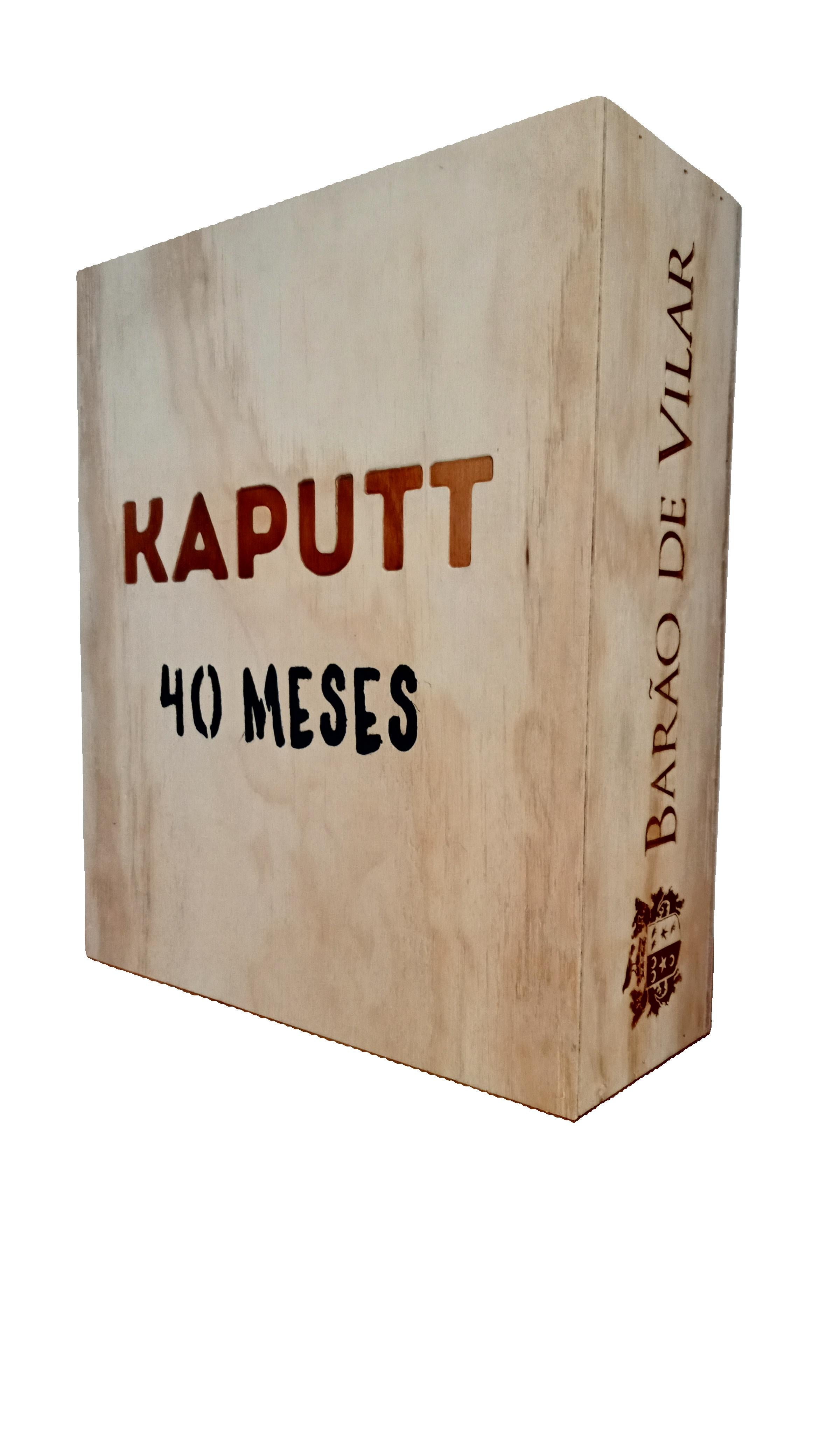 Detalhe garrafas Kaputt 40 Meses caixa madeira
